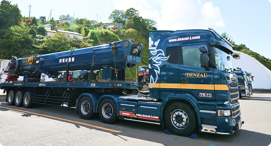 トレーラーに乗車し、建設現場へクレーンの部材や資材の運搬を行います。
重量物を安全・正確に運ぶための高度な運転技術が求められる仕事で、
プロとしての誇りと達成感を実感できます。