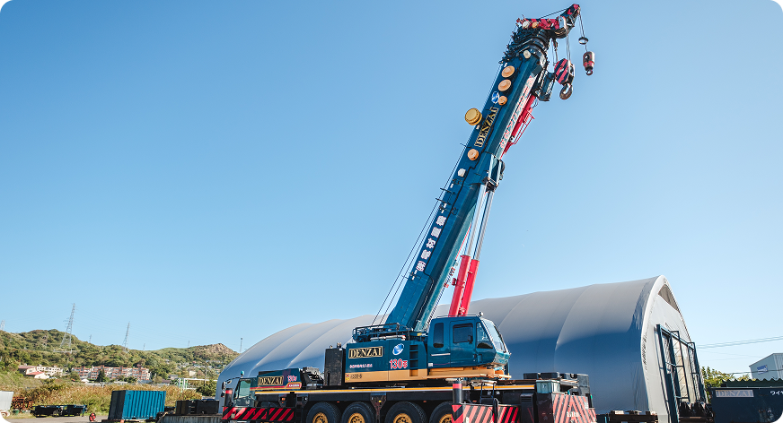 移動式クレーンに乗車し、作業現場でお客様の大切な資材の
吊り上げを行います。大きなモノを創り上げる仕事は
「まちの未来」に貢献でき、ダイナミックでやりがいのある仕事です。